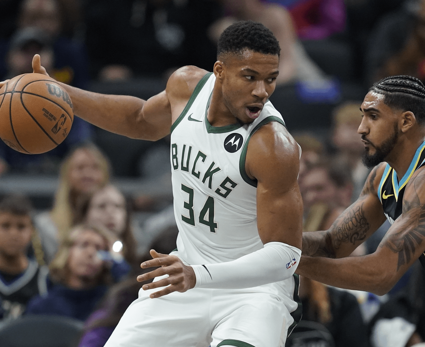 188体育首页-浓眉技术犯规送分，曼联主帅怒摔战术板！！